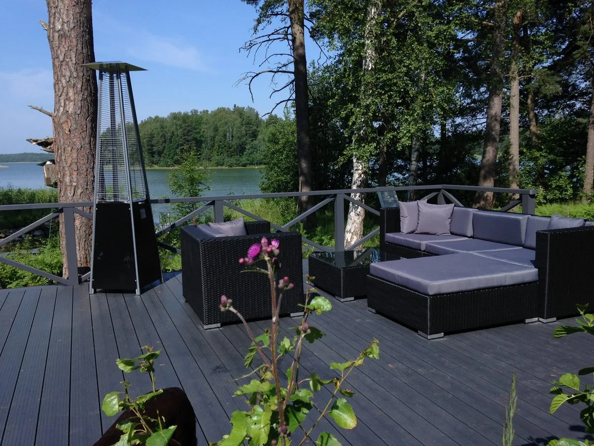 Terrasse au bord du lac sur fondations en pieux vissés