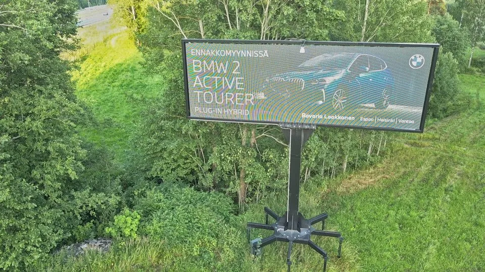 Panneau routier monté sur fondation en pieu vissé